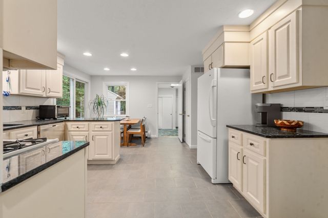 41 Old Stagecoach Rd, Bedford, MA 01730