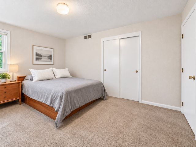 41 Old Stagecoach Rd, Bedford, MA 01730