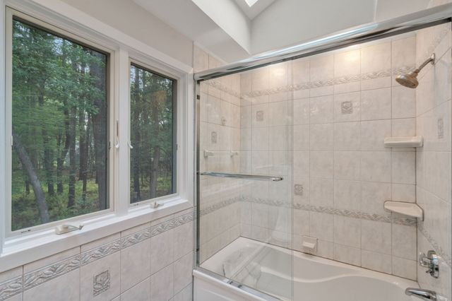 41 Old Stagecoach Rd, Bedford, MA 01730