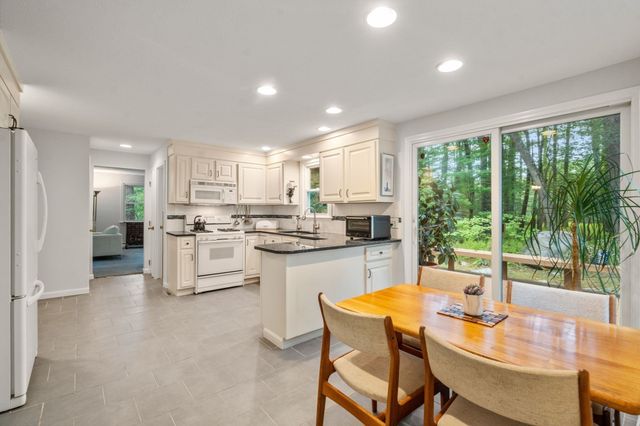 41 Old Stagecoach Rd, Bedford, MA 01730