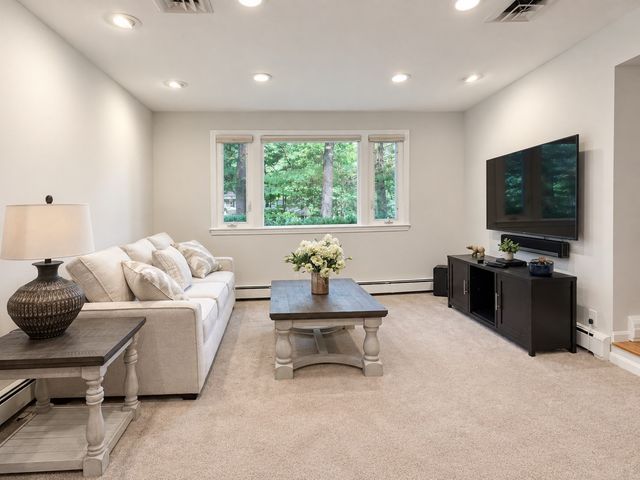 41 Old Stagecoach Rd, Bedford, MA 01730