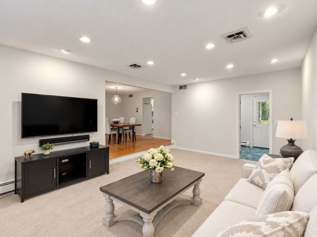41 Old Stagecoach Rd, Bedford, MA 01730
