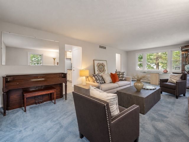 41 Old Stagecoach Rd, Bedford, MA 01730