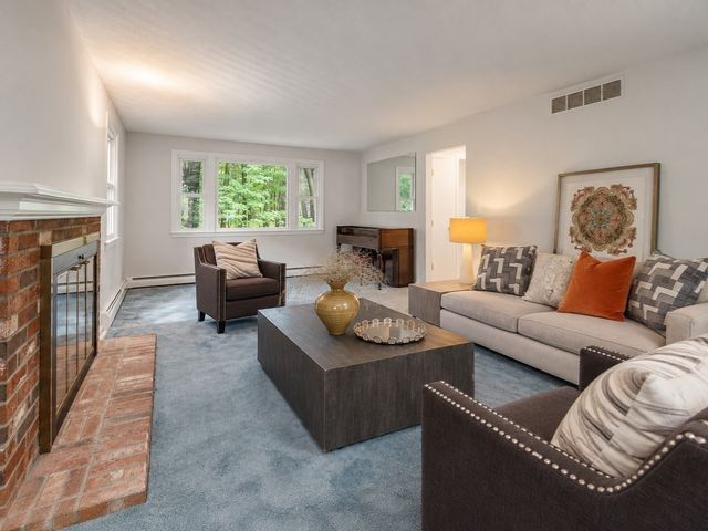 41 Old Stagecoach Rd, Bedford, MA 01730
