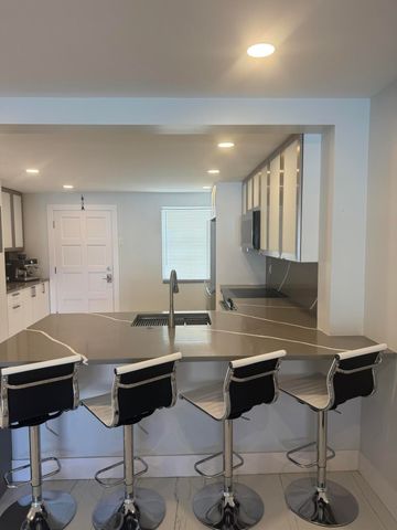 105 Paradise Harbour Boulevard 108, North Palm Beach, FL 33408