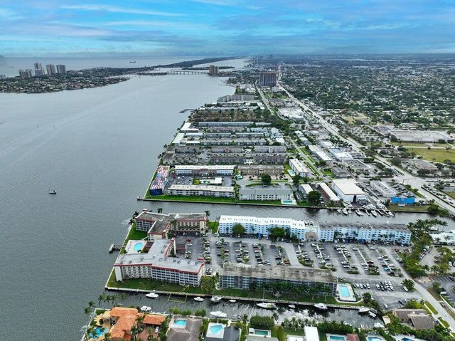 105 Paradise Harbour Boulevard 108, North Palm Beach, FL 33408