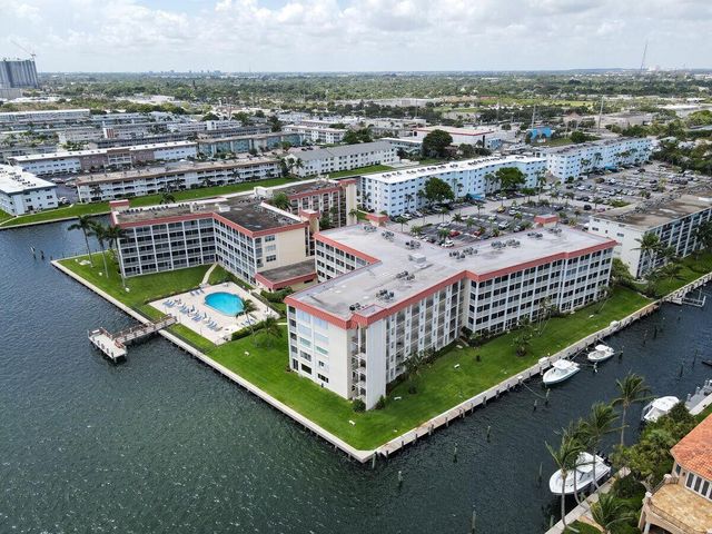 105 Paradise Harbour Boulevard 108, North Palm Beach, FL 33408