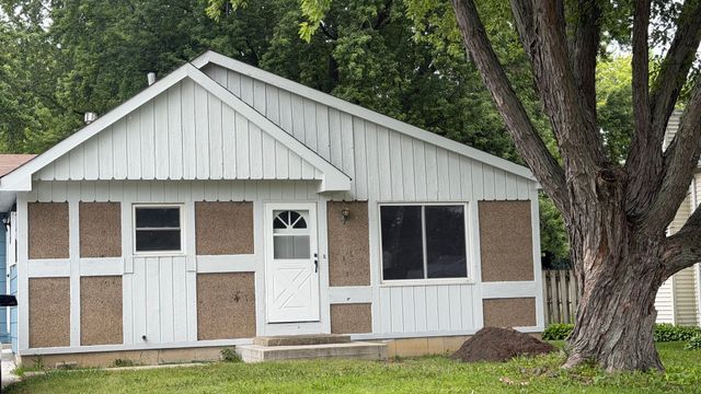 1900 Longmeadow Drive, Lindenhurst, IL 60046