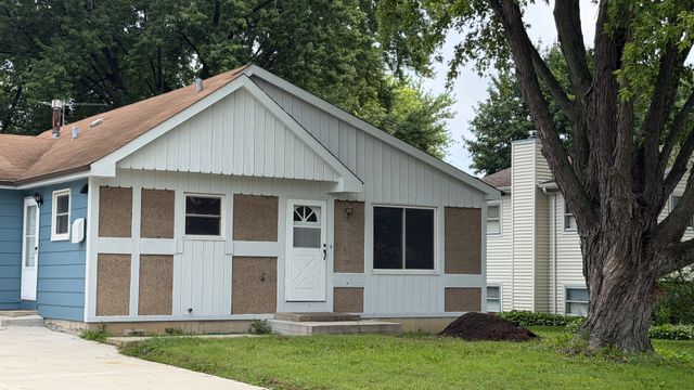 1900 Longmeadow Drive, Lindenhurst, IL 60046
