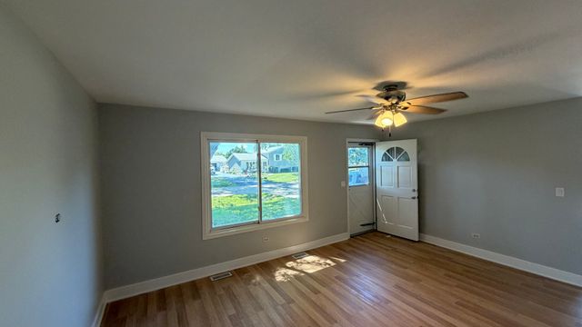 1900 Longmeadow Drive, Lindenhurst, IL 60046