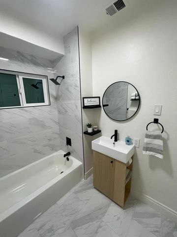 2524 E Grant Avenue, Fresno, CA 93701