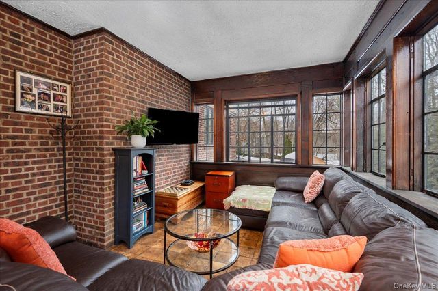 194 Hickory Grove Drive E, Larchmont, NY 10538