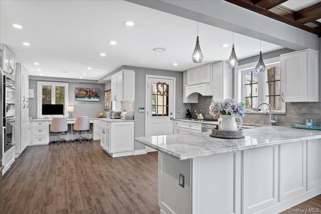 194 Hickory Grove Drive E, Larchmont, NY 10538