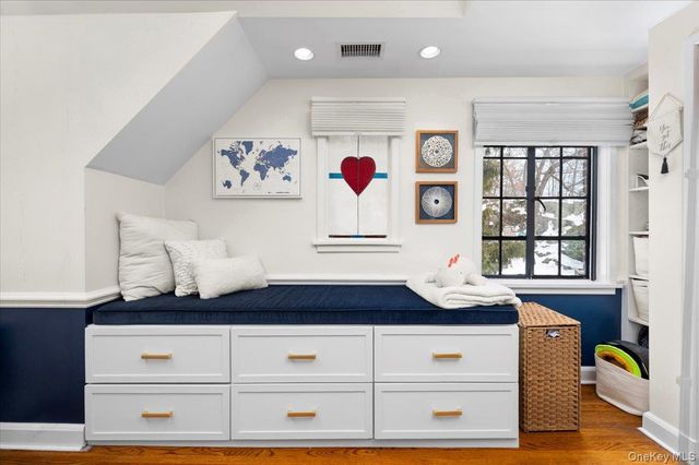 194 Hickory Grove Drive E, Larchmont, NY 10538