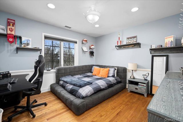 194 Hickory Grove Drive E, Larchmont, NY 10538