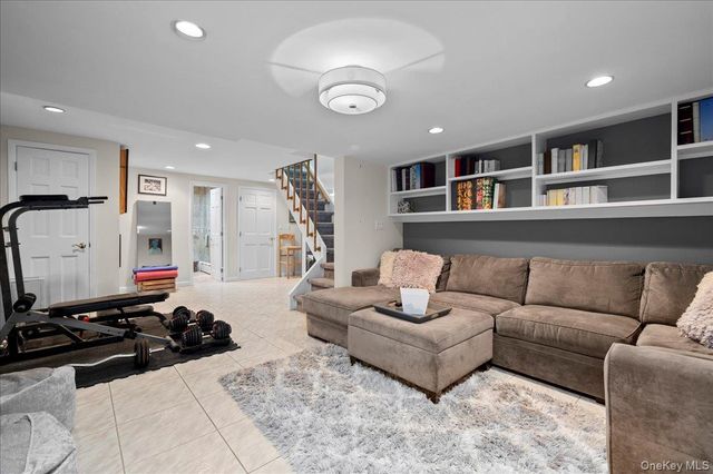 194 Hickory Grove Drive E, Larchmont, NY 10538