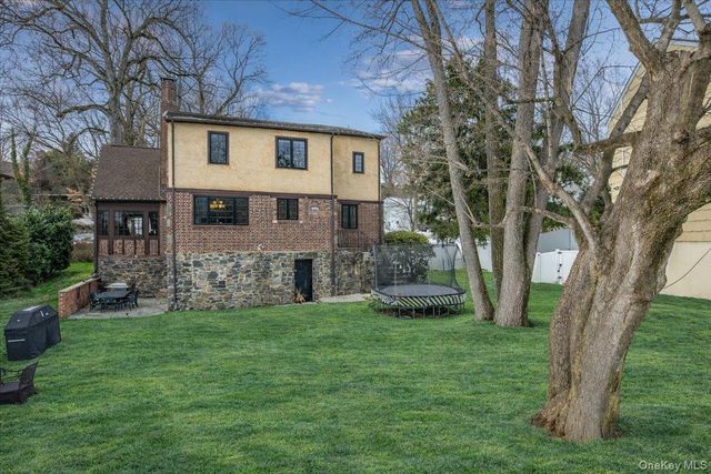 194 Hickory Grove Drive E, Larchmont, NY 10538