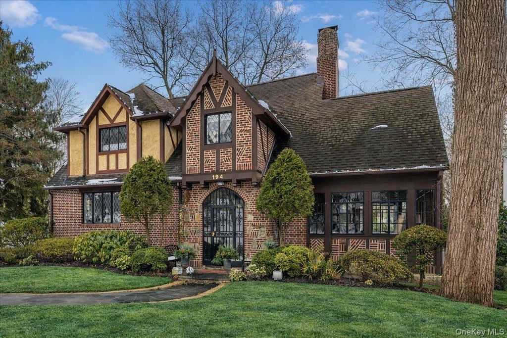 194 Hickory Grove Drive E, Larchmont, NY 10538