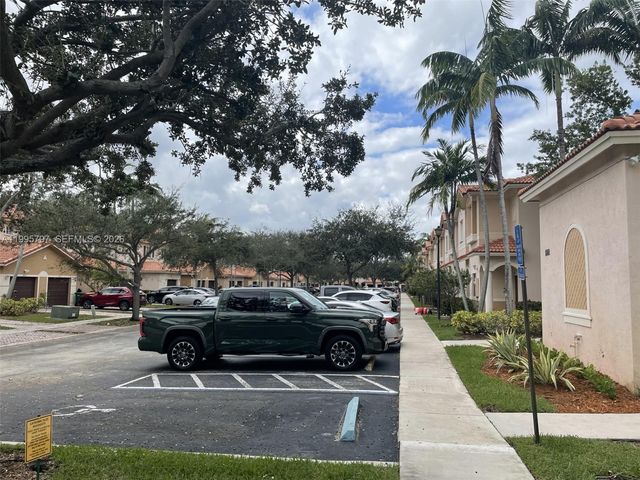 8835 S Isles Cir, Tamarac, FL 33321