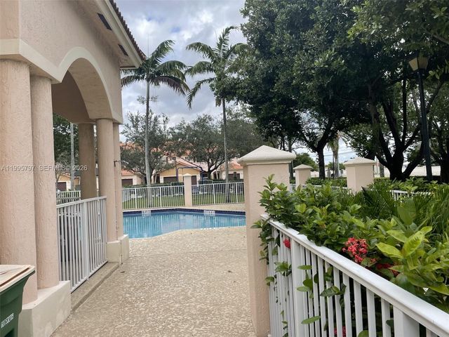 8835 S Isles Cir, Tamarac, FL 33321