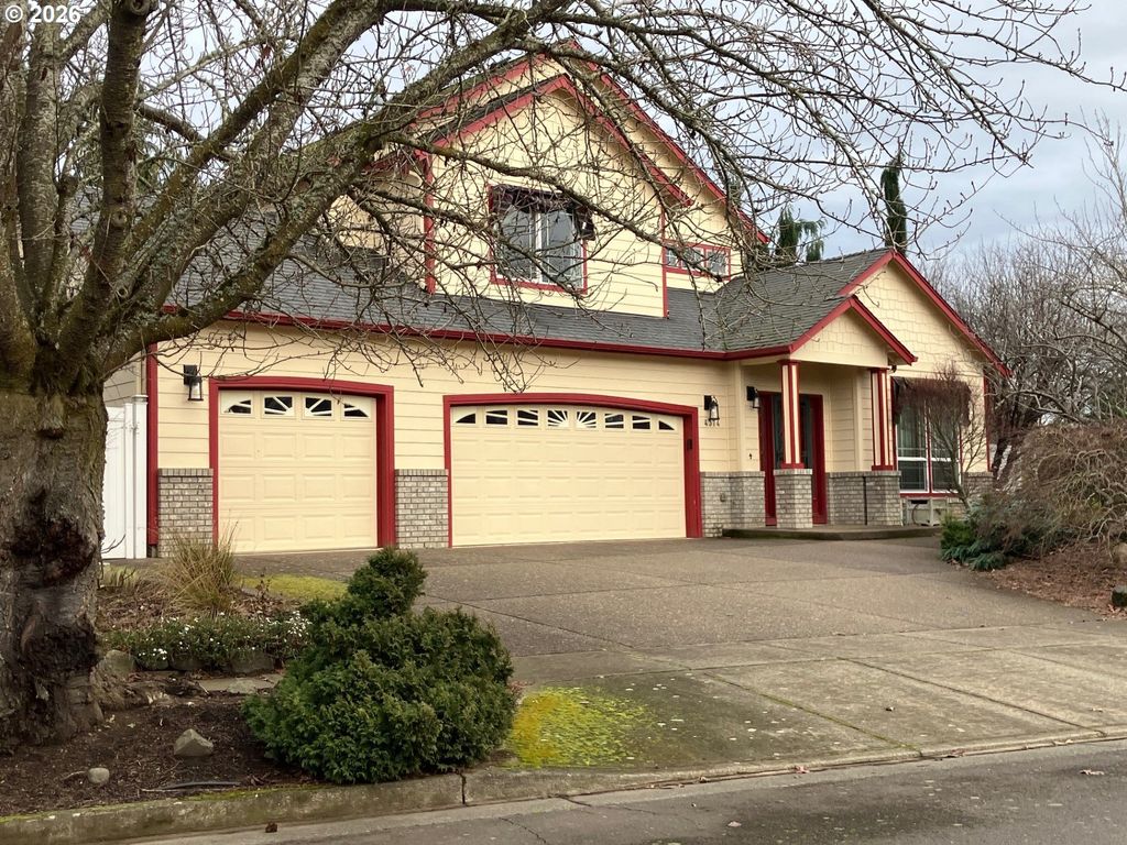 4374 LOG Dr, Salem, OR 97305