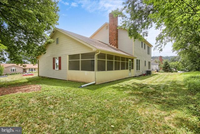 319 HILLCREST DR, New Cumberland, PA 17070