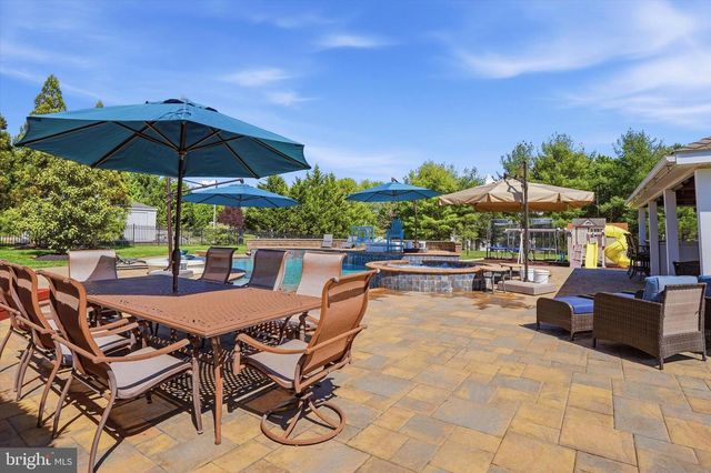 17 CARRIAGE CIR, Royersford, PA 19468