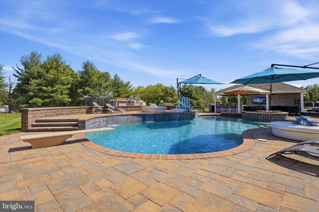 17 CARRIAGE CIR, Royersford, PA 19468