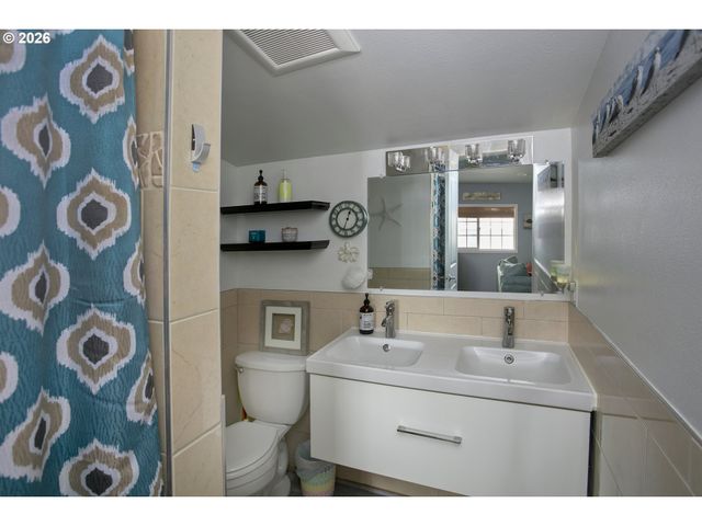 144 6TH Ave, Seaside, OR 97138