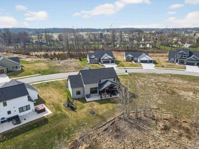 8693 Leonis Run, Leo, IN 46765