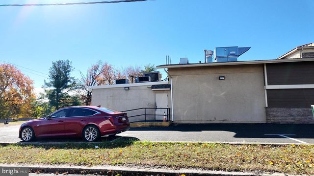 8630 NEW FALLS RD, Levittown, PA 19054