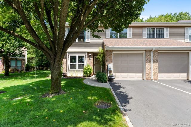 300 Pond View Lane, Smithtown, NY 11787