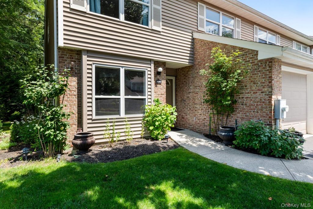 300 Pond View Lane, Smithtown, NY 11787