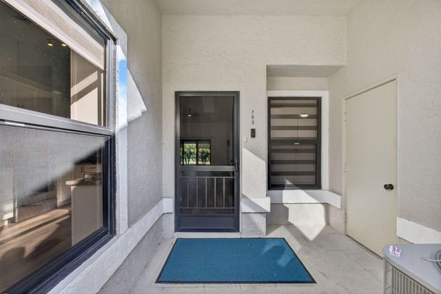 703 Saint Giles Court, Palm Beach Gardens, FL 33418