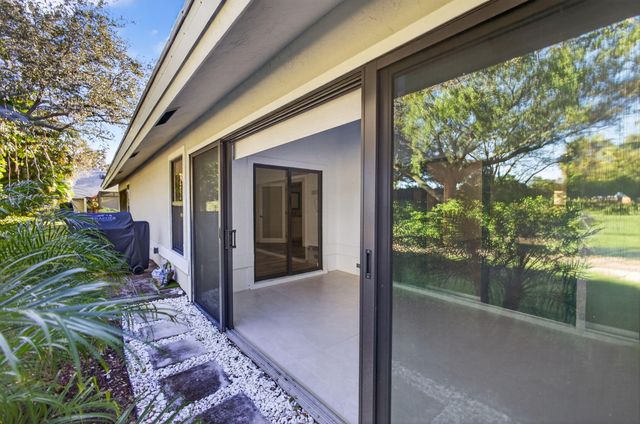 703 Saint Giles Court, Palm Beach Gardens, FL 33418