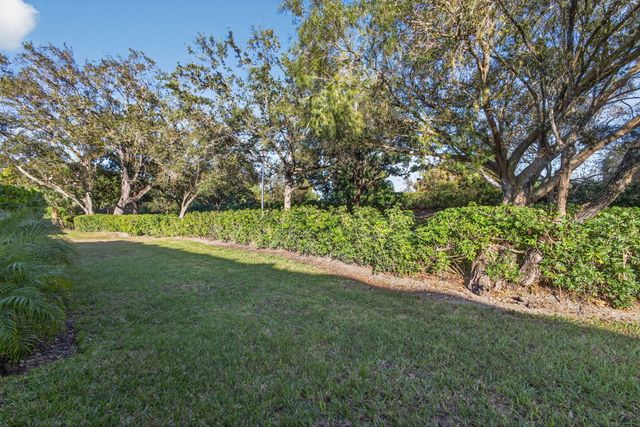 703 Saint Giles Court, Palm Beach Gardens, FL 33418