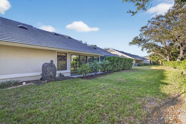 703 Saint Giles Court, Palm Beach Gardens, FL 33418