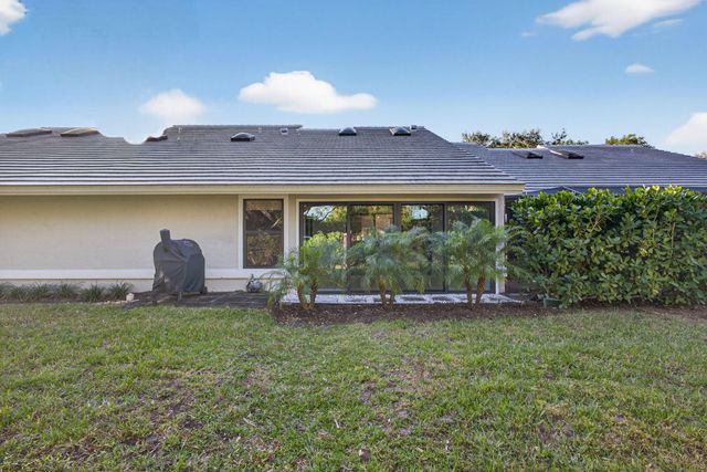 703 Saint Giles Court, Palm Beach Gardens, FL 33418