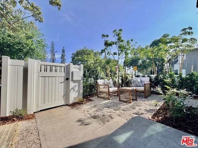 2924 W Riverside Drive, Burbank, CA 91505