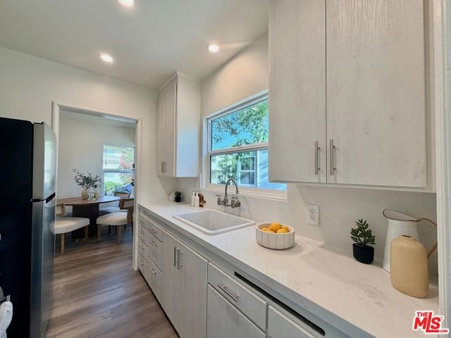 2924 W Riverside Drive, Burbank, CA 91505