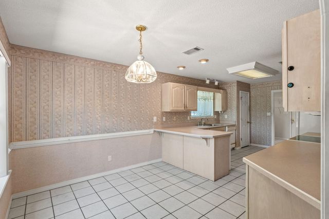 395 Lake Holley Circle, Defuniak Springs, FL 32433