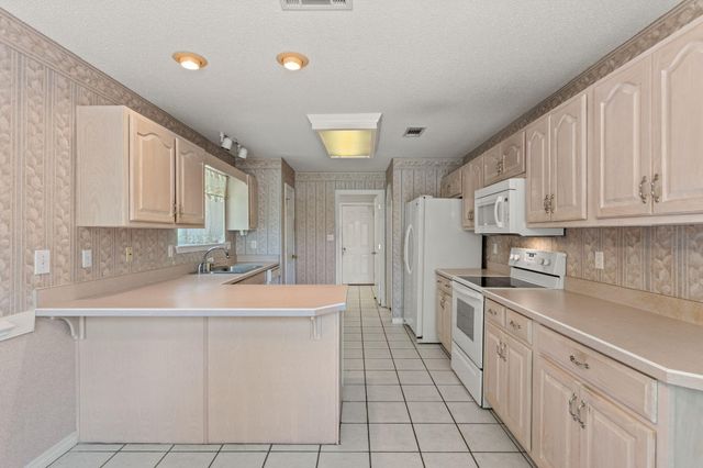 395 Lake Holley Circle, Defuniak Springs, FL 32433