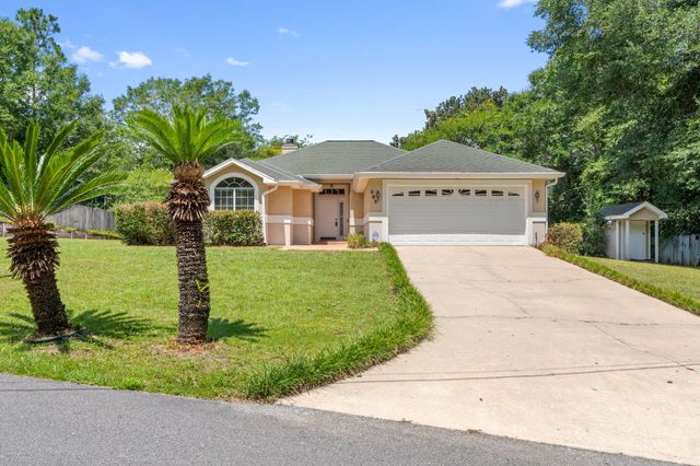 395 Lake Holley Circle, Defuniak Springs, FL 32433