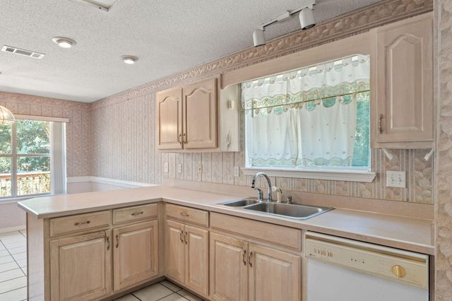 395 Lake Holley Circle, Defuniak Springs, FL 32433