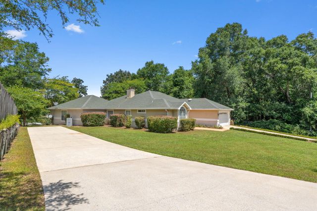 395 Lake Holley Circle, Defuniak Springs, FL 32433