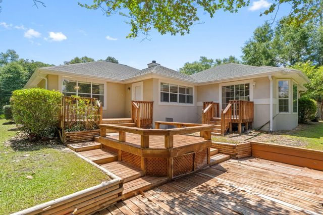 395 Lake Holley Circle, Defuniak Springs, FL 32433