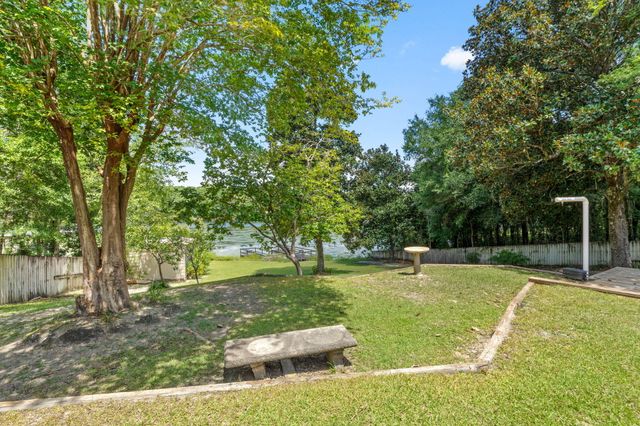 395 Lake Holley Circle, Defuniak Springs, FL 32433