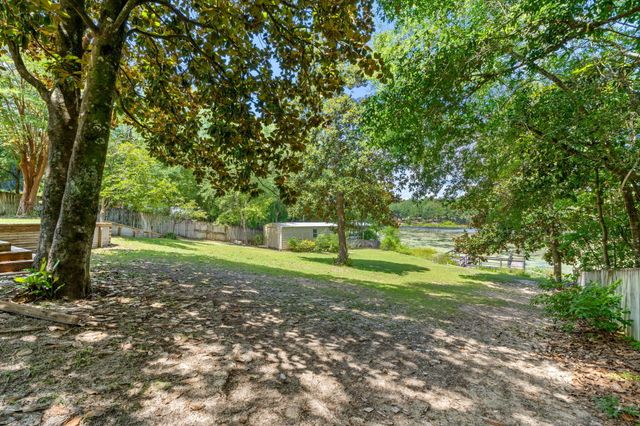 395 Lake Holley Circle, Defuniak Springs, FL 32433