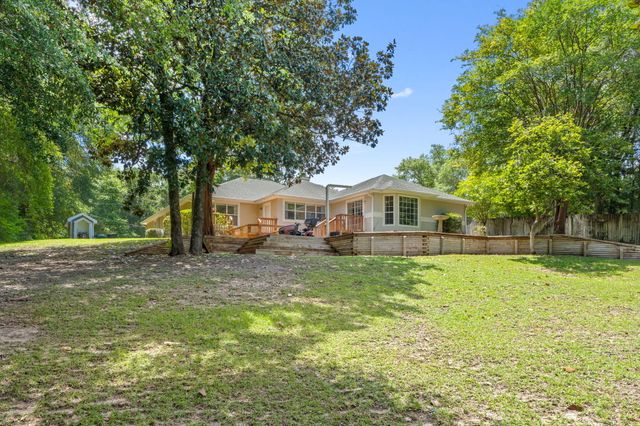 395 Lake Holley Circle, Defuniak Springs, FL 32433