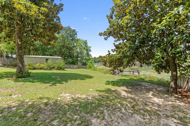 395 Lake Holley Circle, Defuniak Springs, FL 32433
